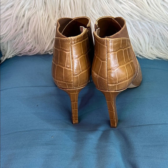 Vince Camuto Cognac Croc-Embossed Pointed Toe Ankle Boots Size 7 1/5 - Picture 5 of 7